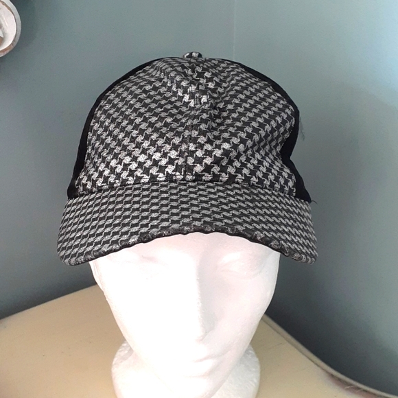 Pair of sparkle sequin and velvet billed hats ❄️ - Picture 3 of 6